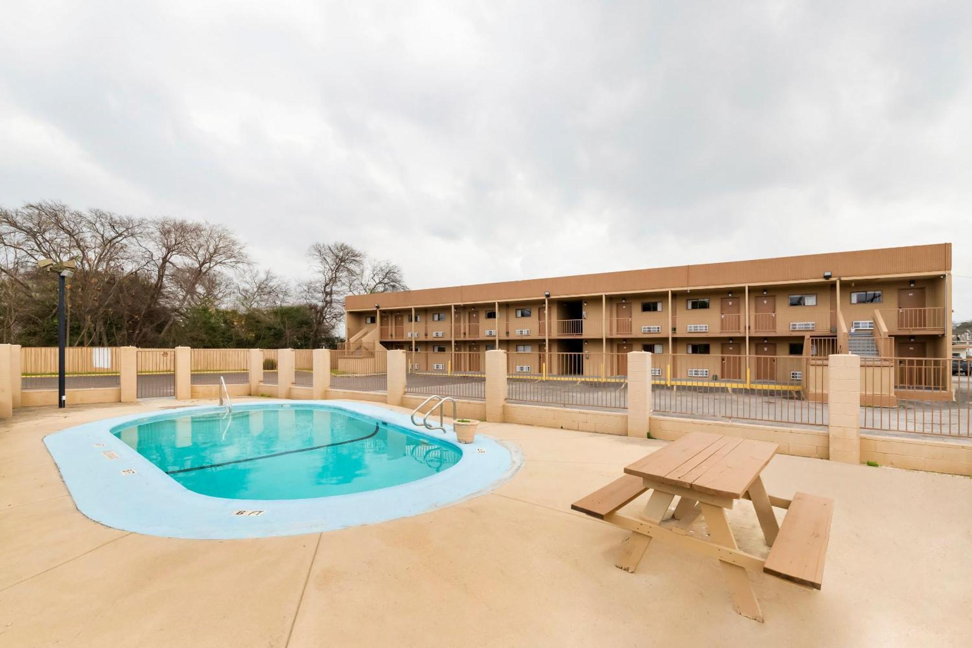 Oyo Hotel San Antonio Lackland Afb Seaworld Hwy 90 W Exteriör bild